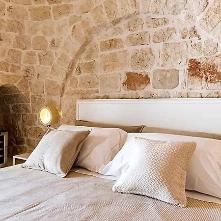 Borgo Canonica فندق تْشيستيرنِنو